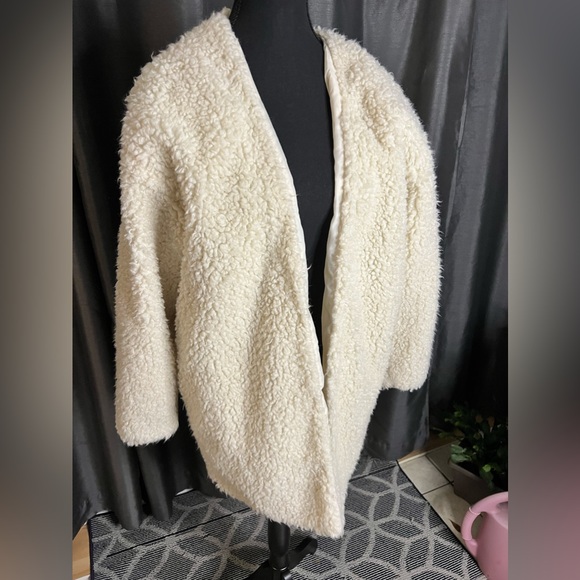 Brand new H&M white fuzzy coat - Picture 3 of 7
